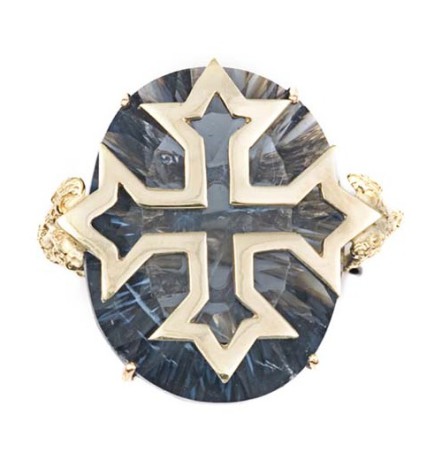 Création Bernard Delettrez, Bague croix en or 9 carats et pierre en fluorite.