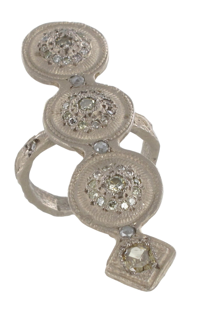 Bague « Byzance », en or gris palladié et 48 diamants, 5190€, Esther Assouline