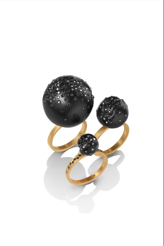 3 bagues Ball Top – Jacqueline Cullen, or 18ct, diamants sur jais A partir de 1336 €