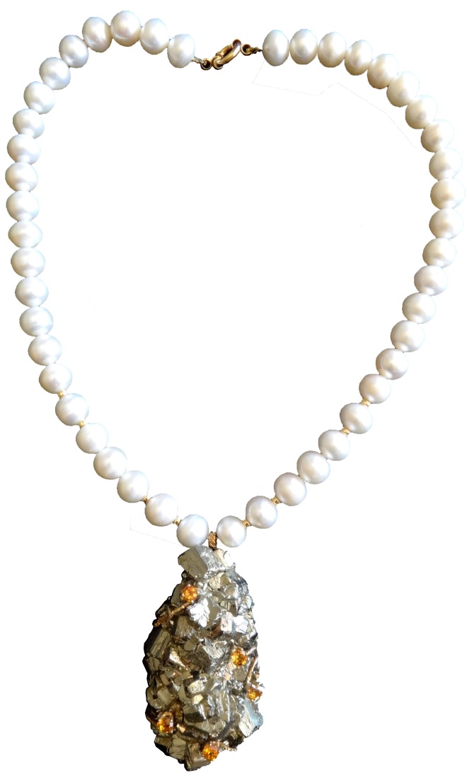 Précieuse Passion Pièce unique Collier en perles d’eau douce, pendentif en pyrite brute, or et citrines madère, intercalaires et fermoir en or jaune.