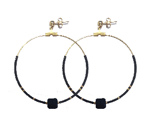Boucles d'oreilles Dubaï dorées à l'or fin, perles de verre noires, perles de verre dorées à l'or fin 24 carats et perle carré facettée Swarovski noire, 49 €